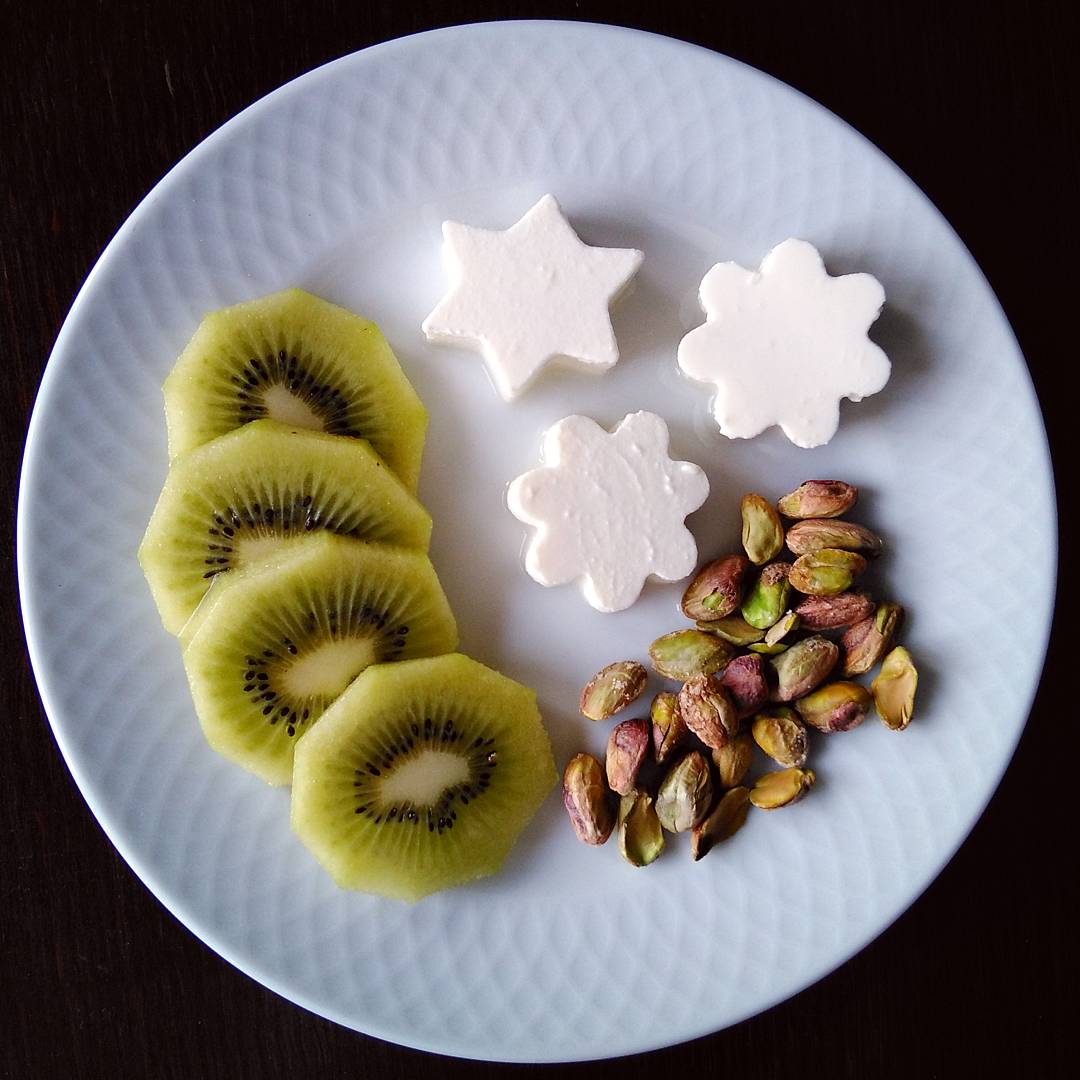 Queso fresco con kiwi y pistachos machacados